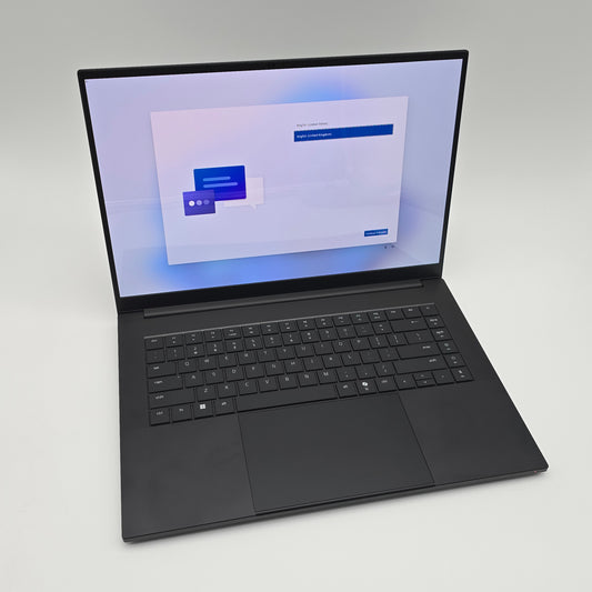 Razer Blade 16 OLED, NVIDIA RTX 5090, AMD Ryzen AI 9 HX370, 32GB DDR5, 2TB NVMe, QHD+ 240Hz, Gaming Laptop