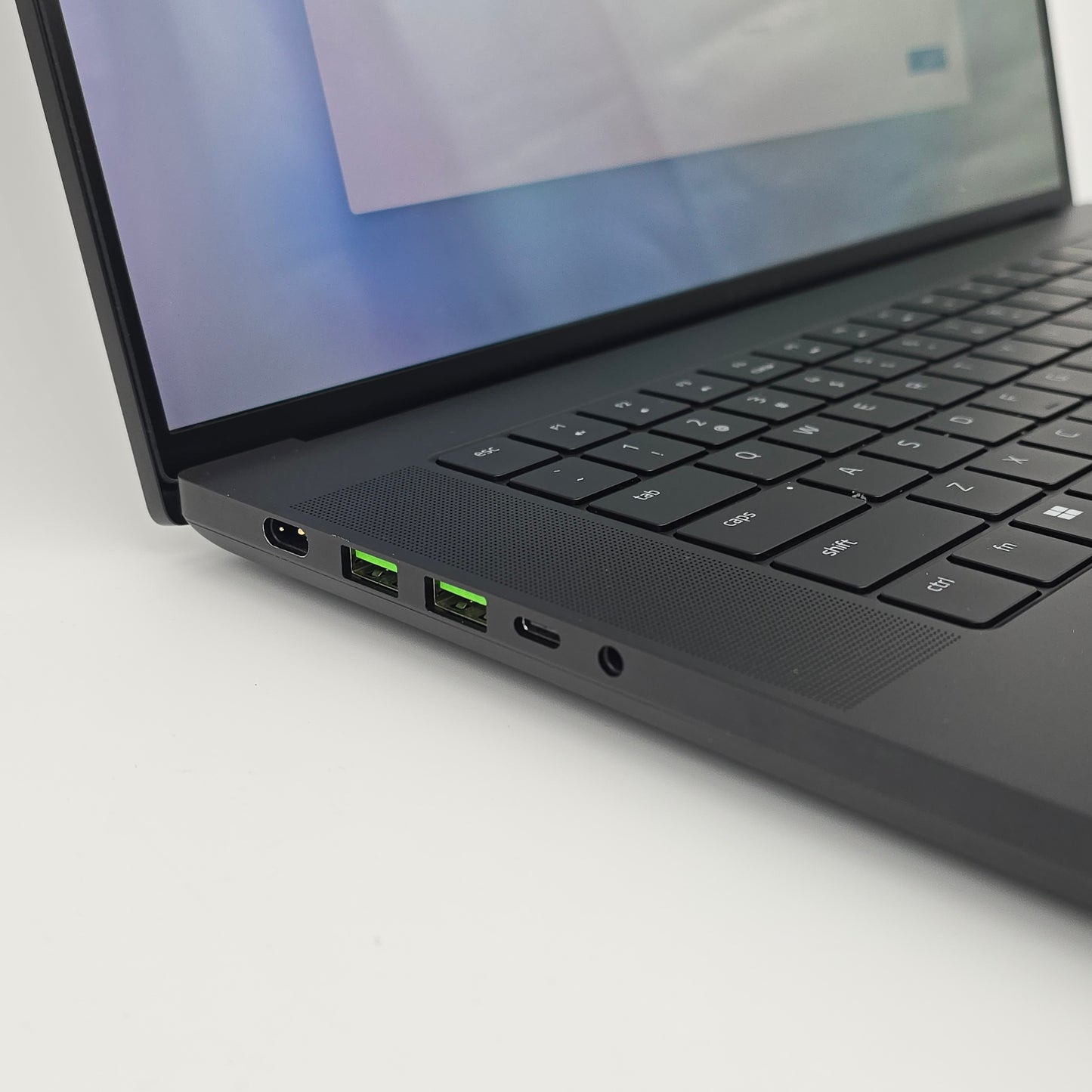 Razer Blade 16 OLED, NVIDIA RTX 4090, Intel Core i9-14900HX, 240Hz QHD+, 32GB DDR5 Gaming Laptop