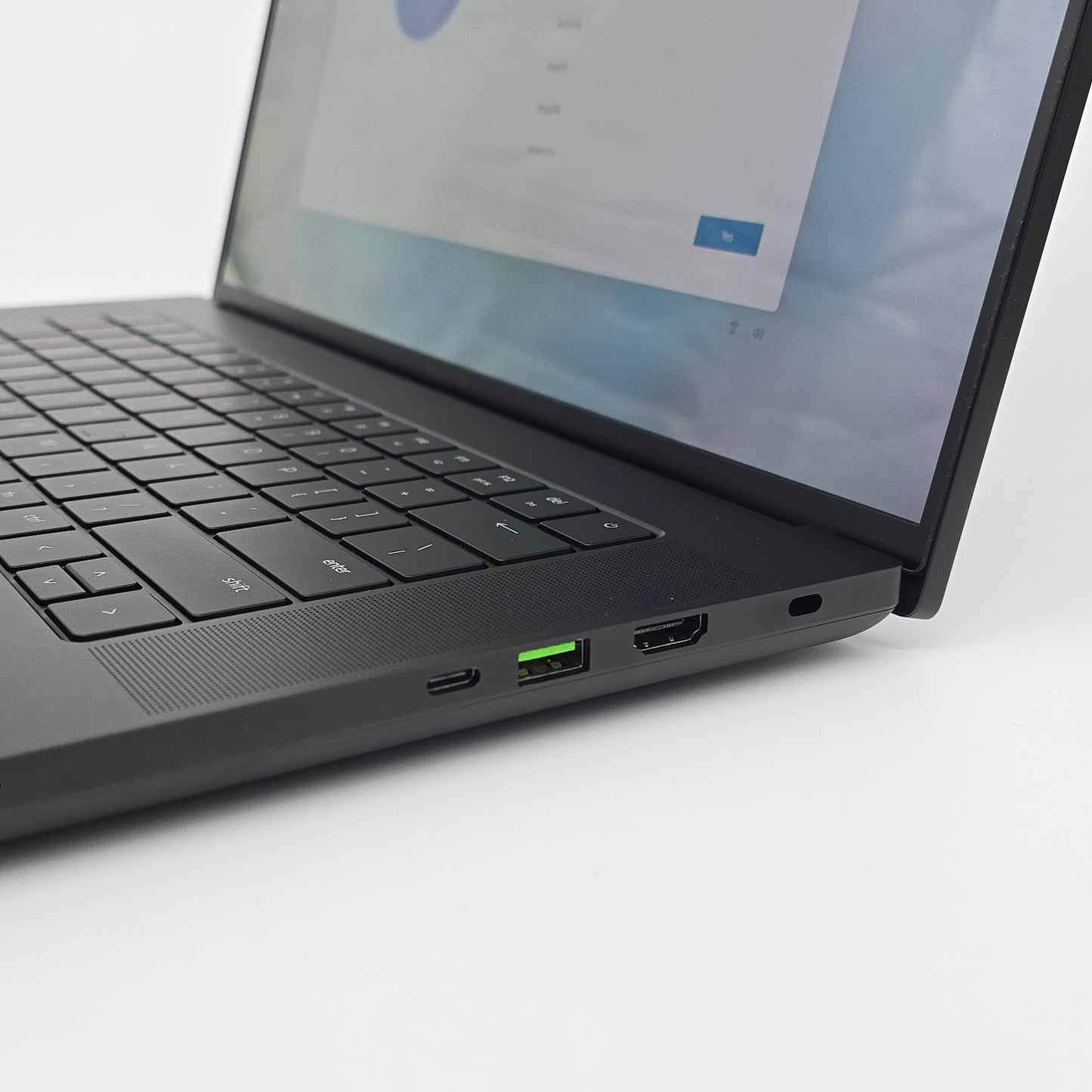 Razer Blade 16 OLED, NVIDIA RTX 4090, Intel Core i9-14900HX, 240Hz QHD+, 32GB DDR5 Gaming Laptop