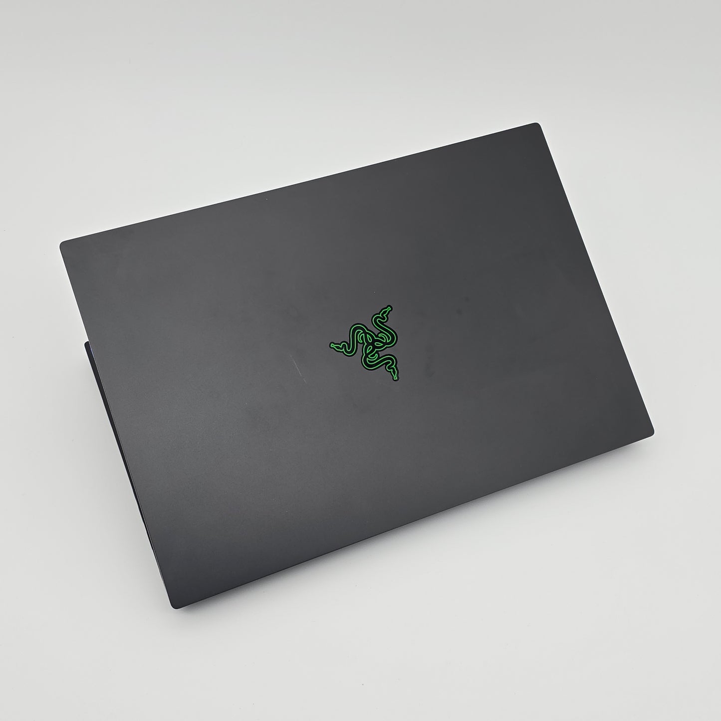 Razer Blade 16 OLED, NVIDIA RTX 4090, Intel Core i9-14900HX, 240Hz QHD+, 32GB DDR5 Gaming Laptop