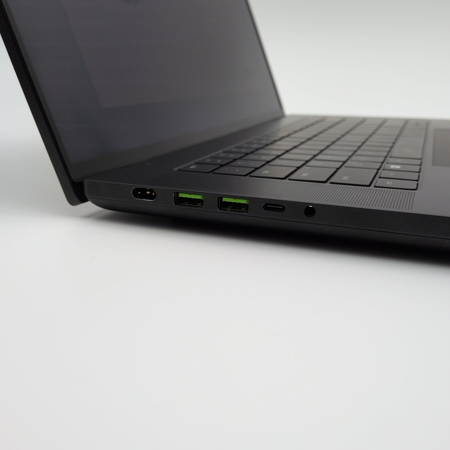 Razer Blade 16, NVIDIA RTX 4090, Intel Core i9-13950HX, 120Hz QHD+, 32GB DDR5 Gaming Laptop