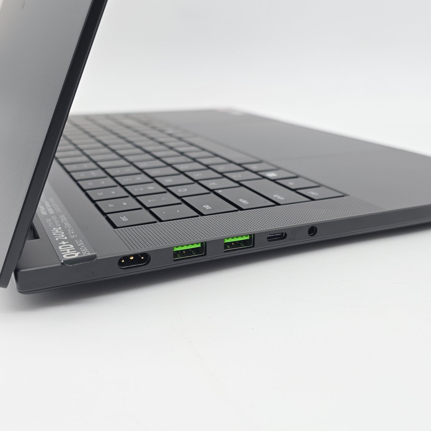 Razer Blade 16 OLED, NVIDIA RTX 5090, AMD Ryzen AI 9 HX370, 32GB RAM, QHD+ 240Hz, Gaming Laptop