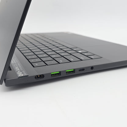 Razer Blade 16 OLED, NVIDIA RTX 5090, AMD Ryzen AI 9 HX370, 32GB RAM, QHD+ 240Hz, Gaming Laptop