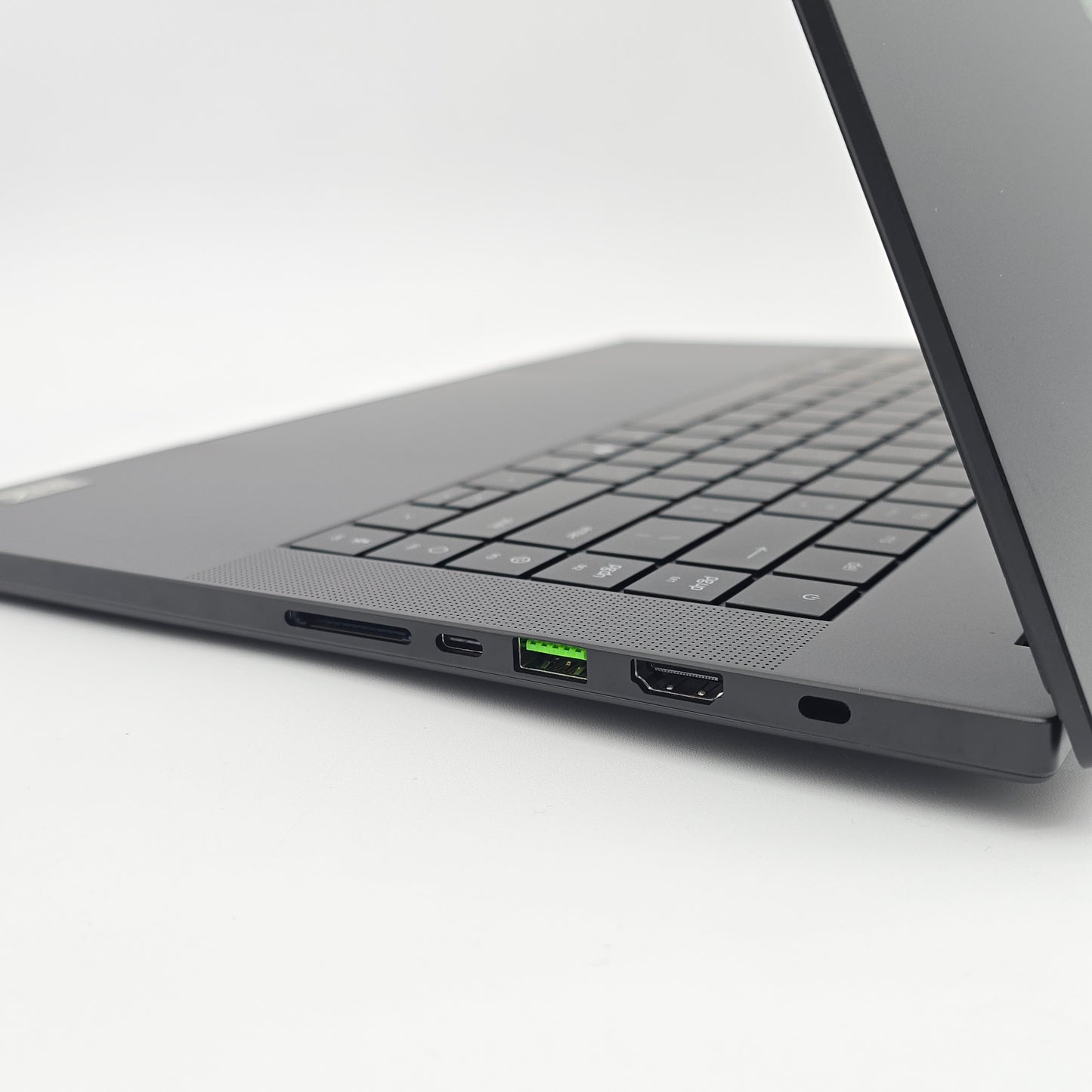 Razer Blade 16 OLED, NVIDIA RTX 5090, AMD Ryzen AI 9 HX370, 32GB RAM, QHD+ 240Hz, Gaming Laptop