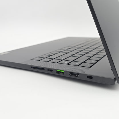 Razer Blade 16 OLED, NVIDIA RTX 5090, AMD Ryzen AI 9 HX370, 32GB RAM, QHD+ 240Hz, Gaming Laptop