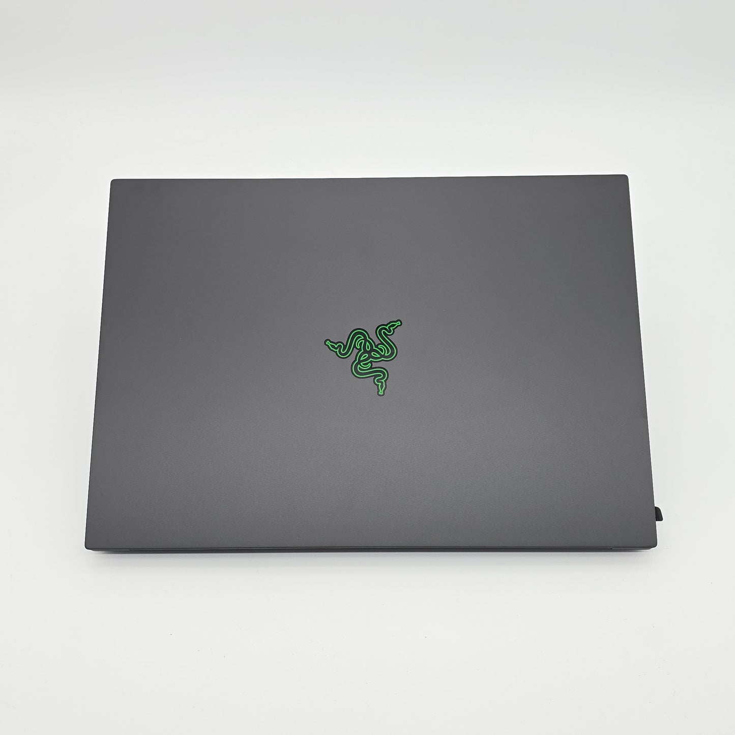 Razer Blade 16 OLED, NVIDIA RTX 5090, AMD Ryzen AI 9 HX370, 32GB RAM, QHD+ 240Hz, Gaming Laptop
