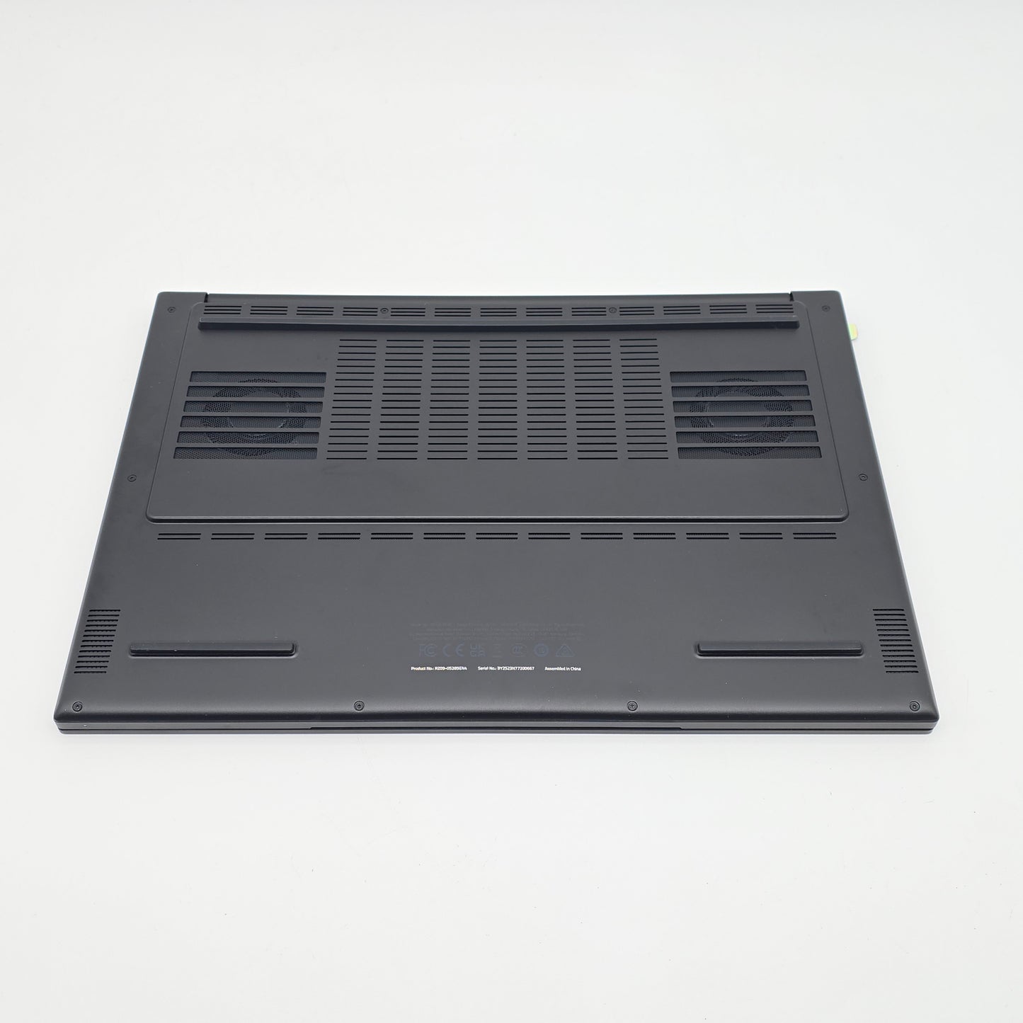 Razer Blade 16 OLED, NVIDIA RTX 5090, AMD Ryzen AI 9 HX370, 32GB RAM, QHD+ 240Hz, Gaming Laptop