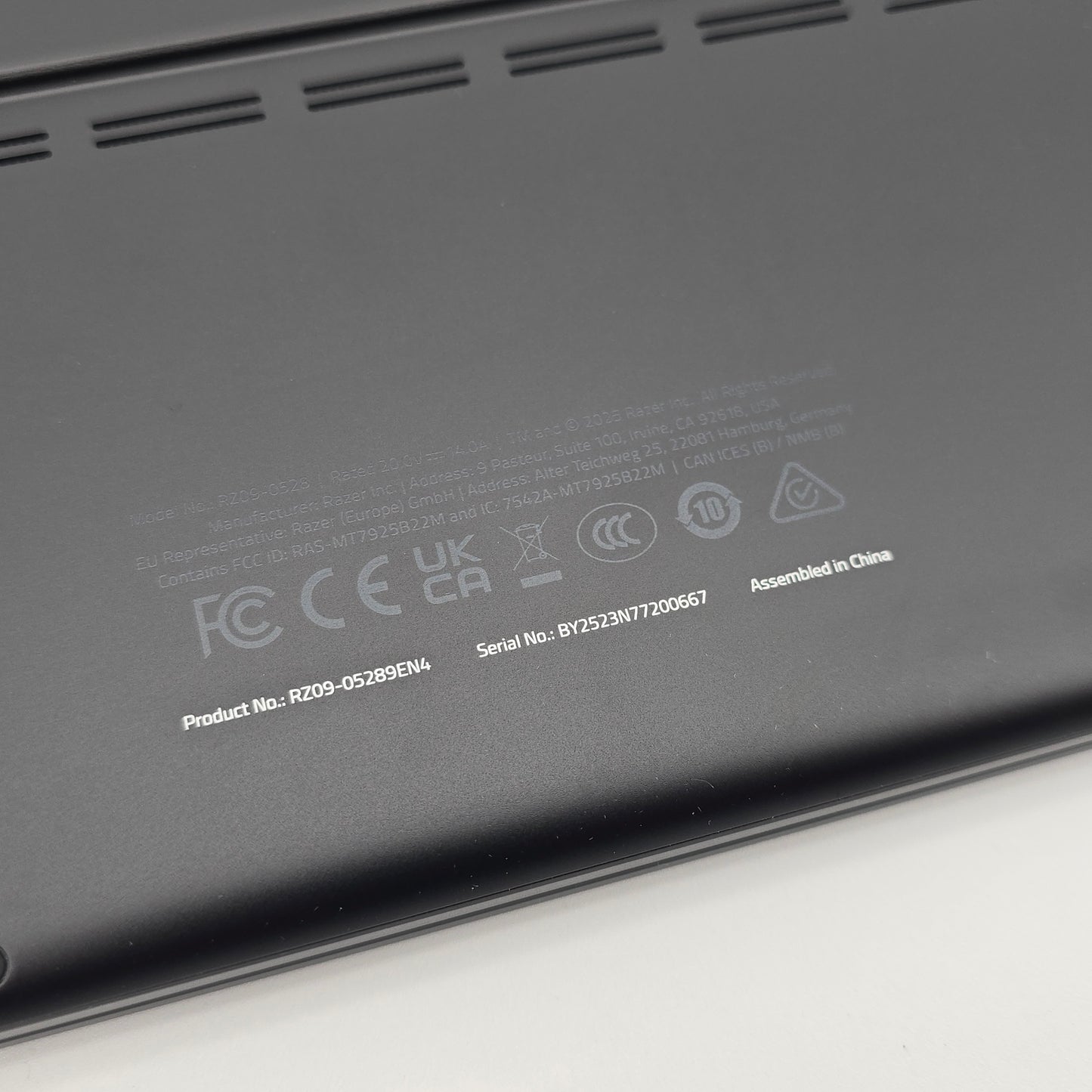 Razer Blade 16 OLED, NVIDIA RTX 5090, AMD Ryzen AI 9 HX370, 32GB RAM, QHD+ 240Hz, Gaming Laptop