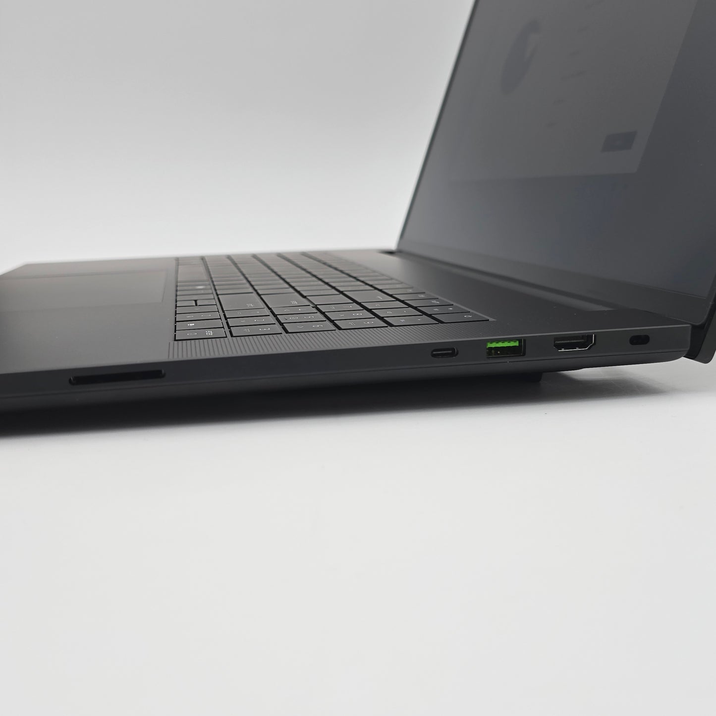 Razer Blade 18 (2025), RTX 5090, Core Ultra 9 275HX, 64GB DDR5, 4TB NVMe, 18" UHD+ 240Hz, Windows Gaming Laptop