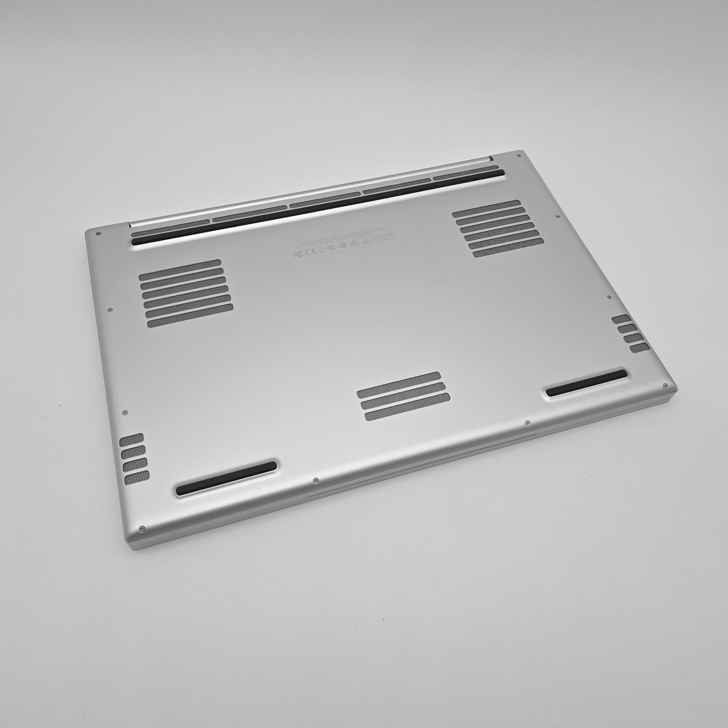 Razer Blade 18 Mercury White, NVIDIA RTX 4090, Intel i9-13950HX, 32GB DDR5, 2TB Storage, 18" QHD+ 240Hz LCD Gaming Laptop