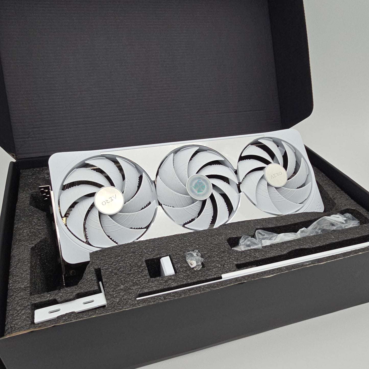 RTX 5070 Ti Gigabyte AERO OC White 16GB, NVIDIA Gaming Graphics Card GPU