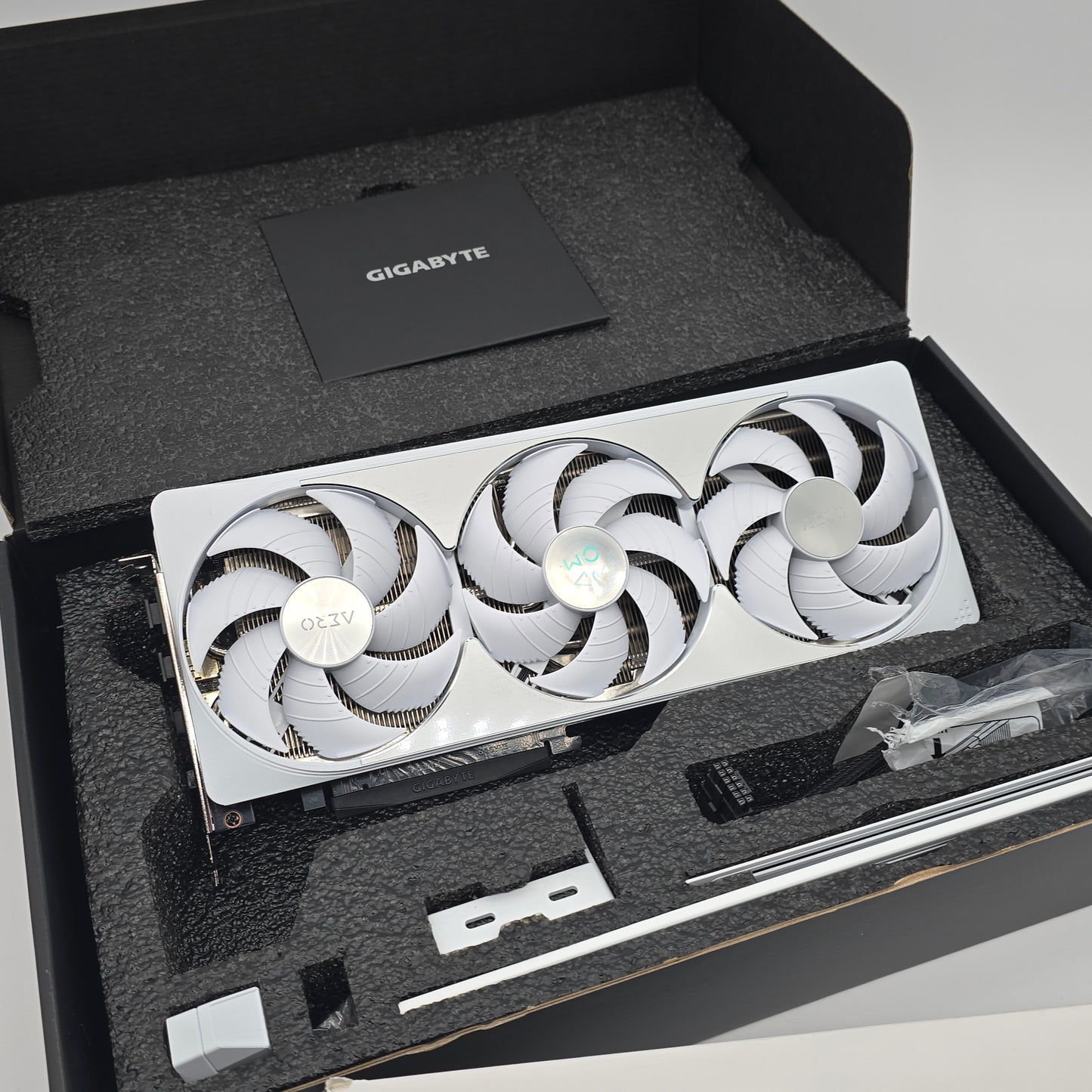 RTX 5080 Gigabyte Aero OC 16GB SFF, NVIDIA Gaming Graphics Card GPU