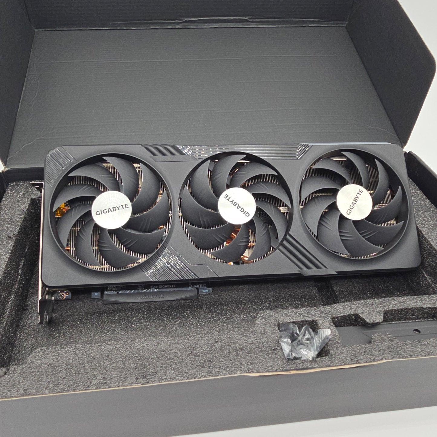RX 7900 XTX Gigabyte Gaming OC 24GB, AMD Radeon Gaming Graphics Card GPU